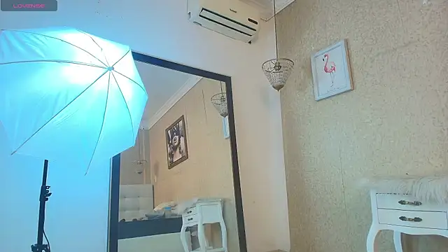 Miladiosa online show from 12/14/25, 12:11