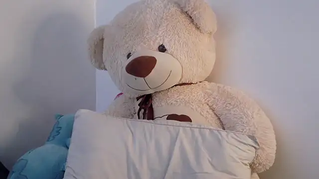 lunnaa  online show from 11/18/25, 03:43