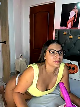 Snapshot of ema_zoe chatting on 10/18/25, 12:01 ema zoe online show from 10/18/25, 12:01