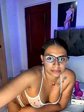 Snapshot of ema_zoe chatting on 09/16/25, 12:00 ema zoe online show from 09/16/25, 12:00