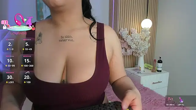 Snapshot of veronica_hill_ chatting on 02/20/26, 03:03 veronica hill online show from 02/20/26, 03:03