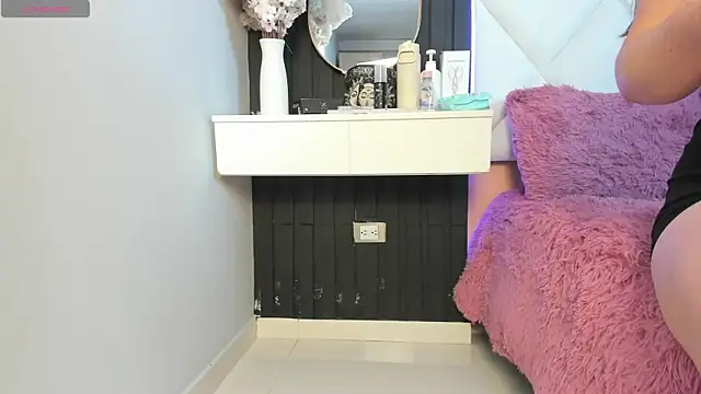 veronica hill  online show from 09/21/25, 12:10