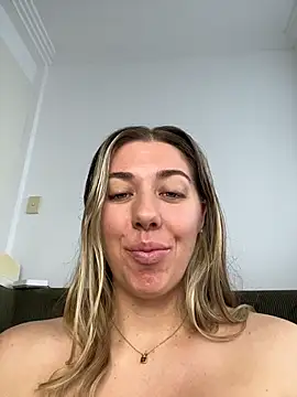 Snapshot of louiseberkeley chatting on 06/25/26, 03:15 louiseberkeley online show from 06/25/26, 03:15