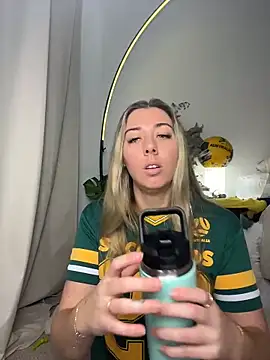Snapshot of louiseberkeley chatting on 06/17/26, 02:44 louiseberkeley online show from 06/17/26, 02:44