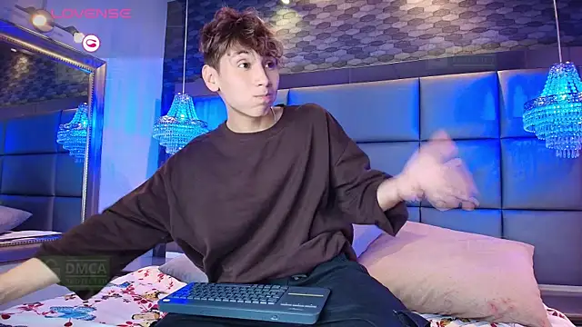 Twinkie Hung online show from 09/18/25, 09:29