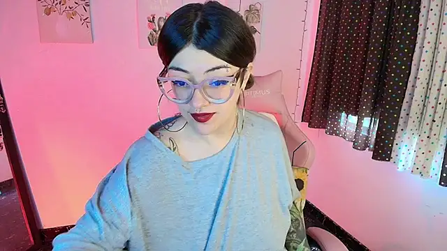 Snapshot of isaferrer06 chatting on 12/16/25, 04:00 isaferrer06 online show from 12/16/25, 04:00