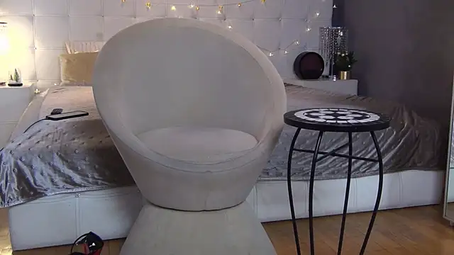 LadyValeriaXO online show from 12/20/25, 12:30