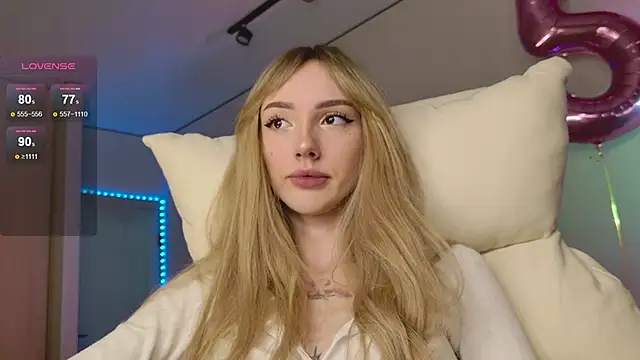 Snapshot of Lunainnk chatting on 11/17/25, 12:25 Lunainnk online show from 11/17/25, 12:25