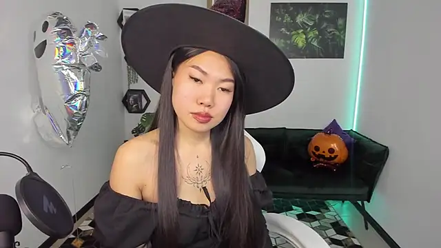 Snapshot of LunaPurrr chatting on 10/30/25, 02:10 LunaPurrr online show from 10/30/25, 02:10