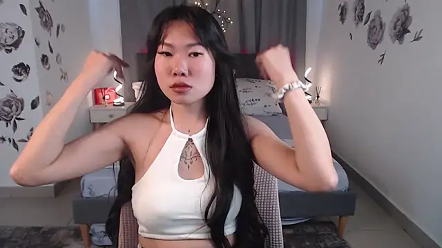 Snapshot of LunaPurrr chatting on 10/27/25, 01:06 LunaPurrr online show from 10/27/25, 01:06