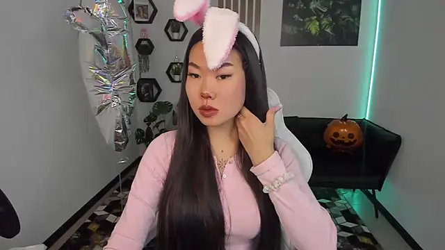 Snapshot of LunaPurrr chatting on 10/28/25, 11:36 LunaPurrr online show from 10/28/25, 11:36