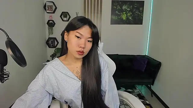 Snapshot of LunaPurrr chatting on 10/23/25, 01:04 LunaPurrr online show from 10/23/25, 01:04