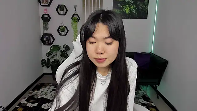 Snapshot of LunaPurrr chatting on 11/15/25, 01:20 LunaPurrr online show from 11/15/25, 01:20