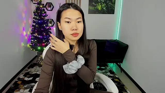 Snapshot of LunaPurrr chatting on 12/15/25, 12:05 LunaPurrr online show from 12/15/25, 12:05