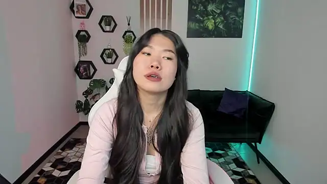 Snapshot of LunaPurrr chatting on 11/17/25, 01:09 LunaPurrr online show from 11/17/25, 01:09