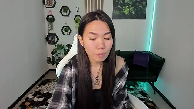 Snapshot of LunaPurrr chatting on 11/23/25, 11:37 LunaPurrr online show from 11/23/25, 11:37