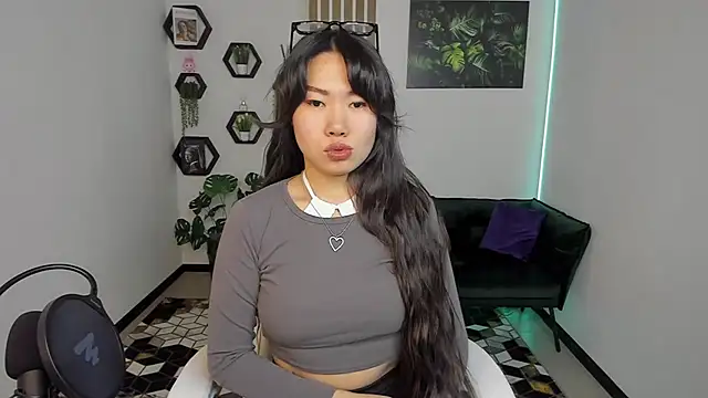 Snapshot of LunaPurrr chatting on 11/13/25, 01:09 LunaPurrr online show from 11/13/25, 01:09