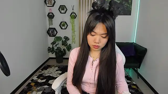 Snapshot of LunaPurrr chatting on 10/13/25, 11:16 LunaPurrr online show from 10/13/25, 11:16