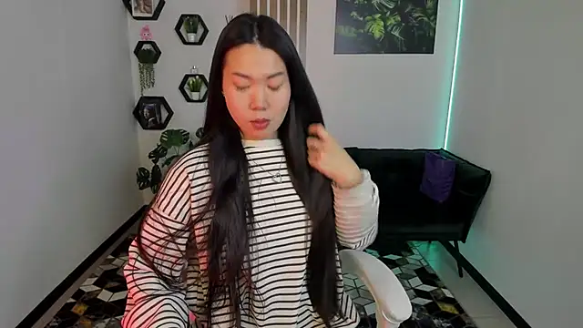 Snapshot of LunaPurrr chatting on 11/20/25, 01:06 LunaPurrr online show from 11/20/25, 01:06