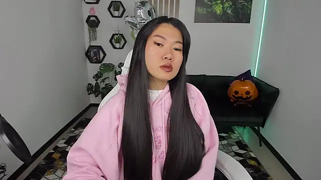 Snapshot of LunaPurrr chatting on 10/31/25, 02:19 LunaPurrr online show from 10/31/25, 02:19