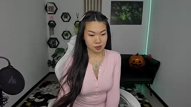 Snapshot of LunaPurrr chatting on 11/10/25, 01:10 LunaPurrr online show from 11/10/25, 01:10