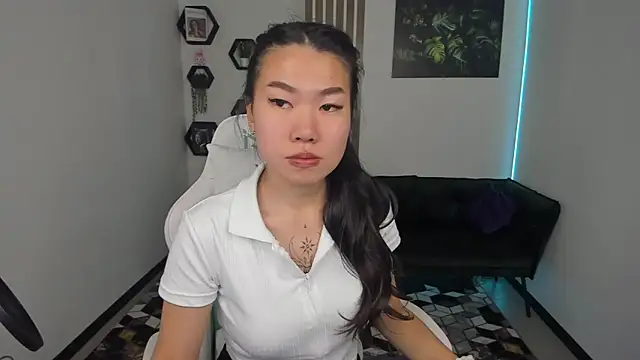 Snapshot of LunaPurrr chatting on 10/18/25, 02:35 LunaPurrr online show from 10/18/25, 02:35