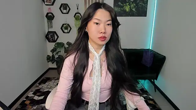 Snapshot of LunaPurrr chatting on 11/18/25, 01:10 LunaPurrr online show from 11/18/25, 01:10