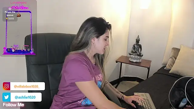 Snapshot of MiaVillalobos chatting on 10/21/25, 12:04 MiaVillalobos online show from 10/21/25, 12:04