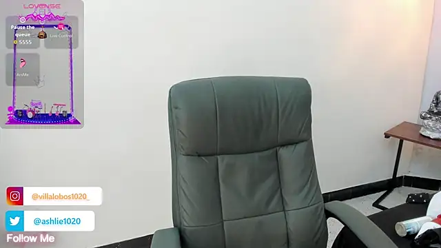 MiaVillalobos online show from 10/22/25, 11:42