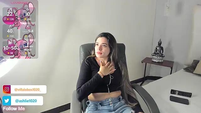 Snapshot of MiaVillalobos chatting on 10/11/25, 11:44 MiaVillalobos online show from 10/11/25, 11:44