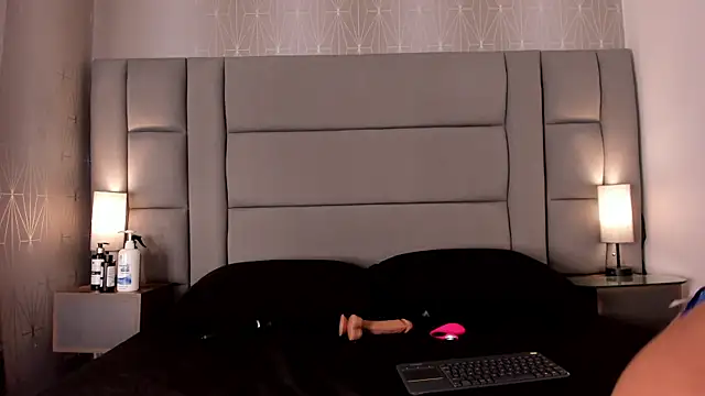 Mia-Medina online show from 12/19/25, 07:38