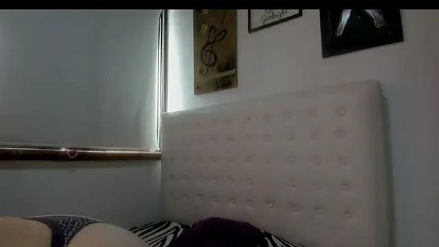 Roxannelorence  online show from 10/20/25, 04:40