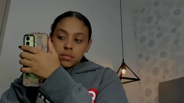 sophiasweet  1 online show from 12/15/25, 02:01