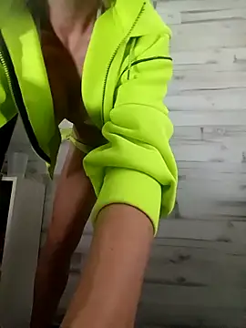 Snapshot of HotWife_VR chatting on 04/12/26, 07:50 HotWife VR online show from 04/12/26, 07:50