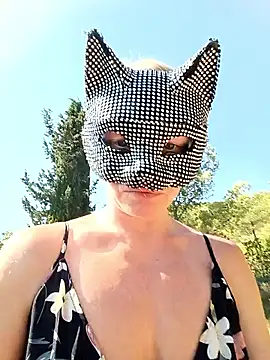 Snapshot of HotWife_VR chatting on 06/17/26, 08:03 HotWife VR online show from 06/17/26, 08:03