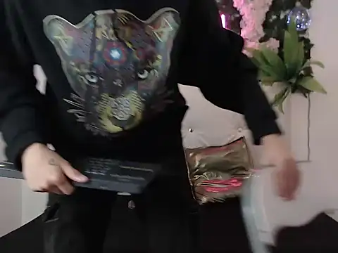 Snapshot of iam_lukas__ chatting on 10/12/25, 04:03 iam lukas online show from 10/12/25, 04:03