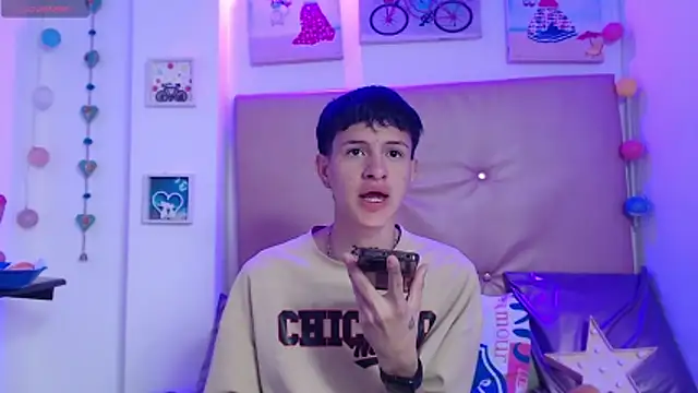 Snapshot of iam_lukas__ chatting on 12/14/25, 05:18 iam lukas online show from 12/14/25, 05:18