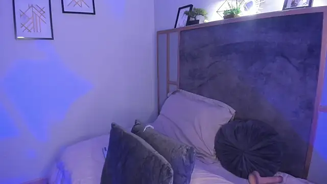 Sienna Lux online show from 10/10/25, 01:12