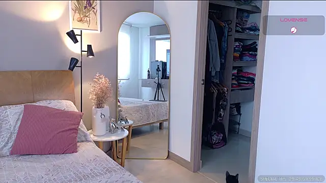 sarah rayy online show from 11/09/25, 05:06