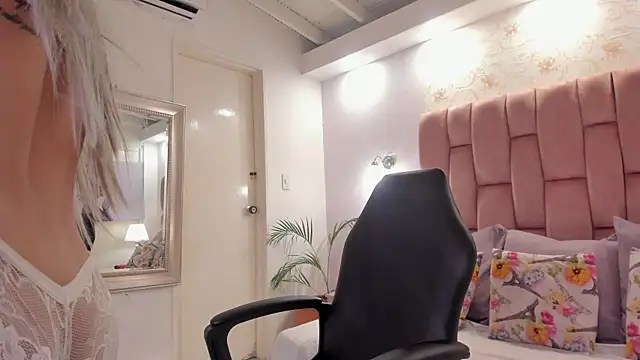 aishathornee online show from 10/15/25, 09:45