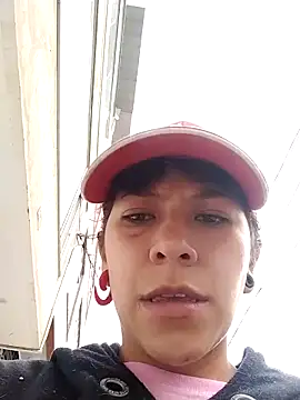 Snapshot of Raven_Rouge_ chatting on 02/15/26, 01:32 Raven Rouge online show from 02/15/26, 01:32