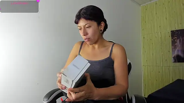 Snapshot of Raven_Rouge_ chatting on 02/02/26, 08:41 Raven Rouge online show from 02/02/26, 08:41