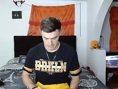 Snapshot of Ken_bigcock77 chatting on 10/01/25, 01:11 Ken bigcock77 online show from 10/01/25, 01:11