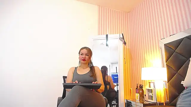 ViictoriaJones  online show from 12/17/25, 12:43