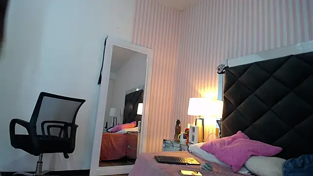 Snapshot of ViictoriaJones_ chatting on 10/18/25, 12:51 ViictoriaJones online show from 10/18/25, 12:51