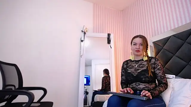 ViictoriaJones  online show from 11/06/25, 12:42