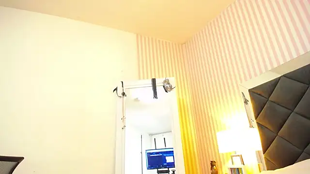 ViictoriaJones  online show from 12/01/25, 12:17