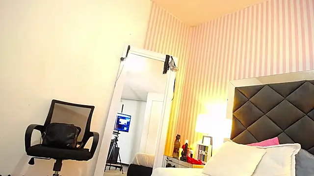 ViictoriaJones  online show from 11/19/25, 01:22