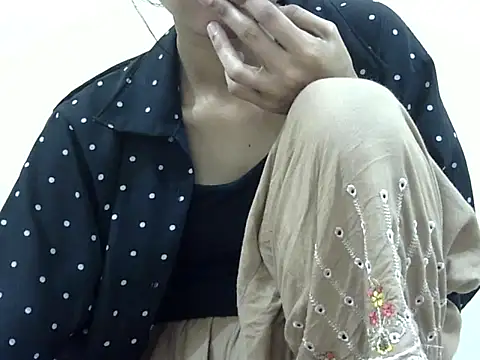 smallcuute online show from 11/26/25, 08:47