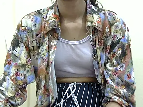 smallcuute online show from 11/25/25, 08:36